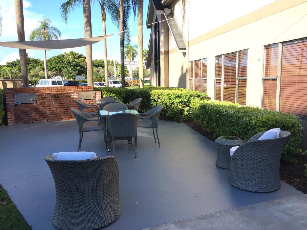 Hotel & Miami Airport West 3*