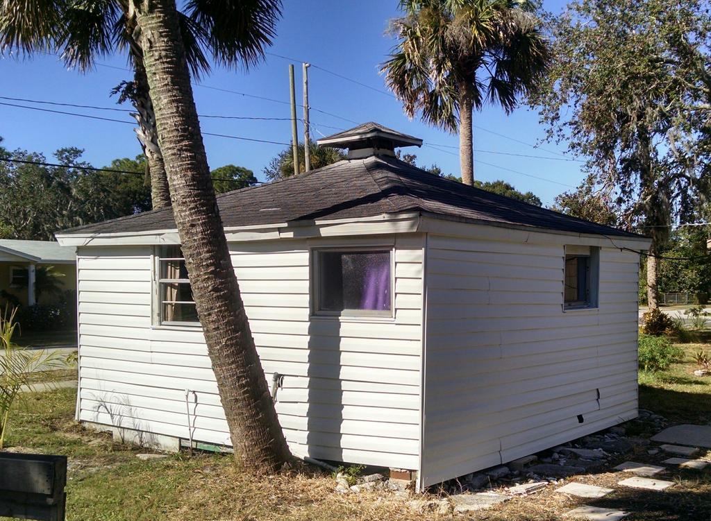 1 Beige Cozy Or 1 White Cozy Efficiency In Holiday home Titusville
