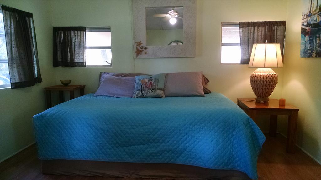 1 Beige Cozy Or 1 White Cozy Efficiency In Holiday home Titusville