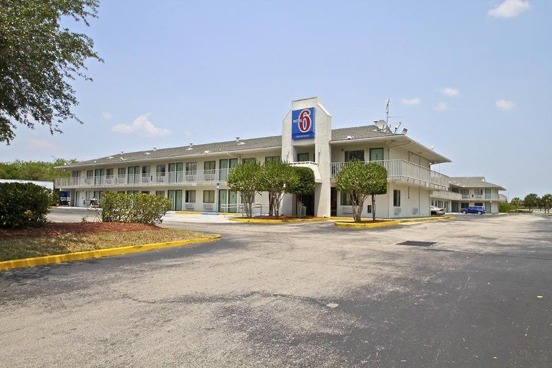 6-ft. Pierce, Fl Hotel Fort Pierce