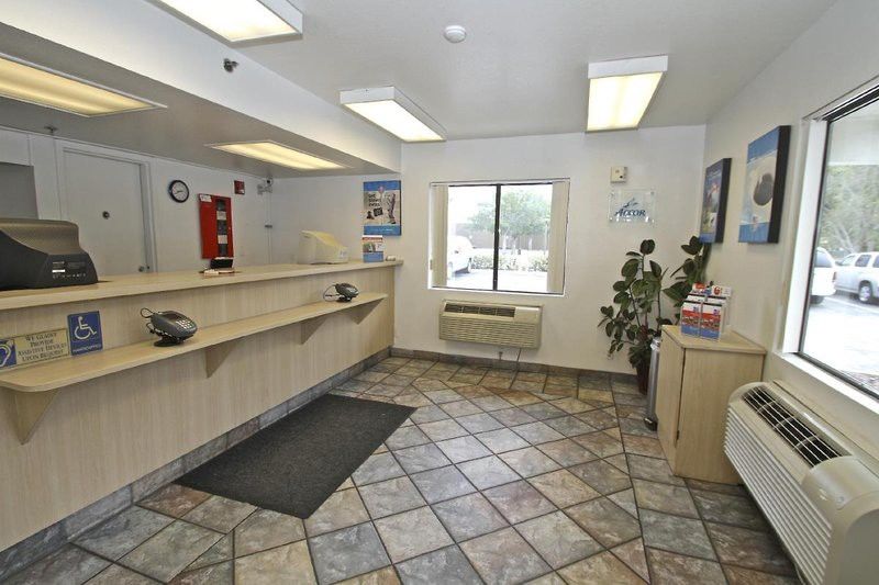 6-ft. Pierce, Fl Hotel