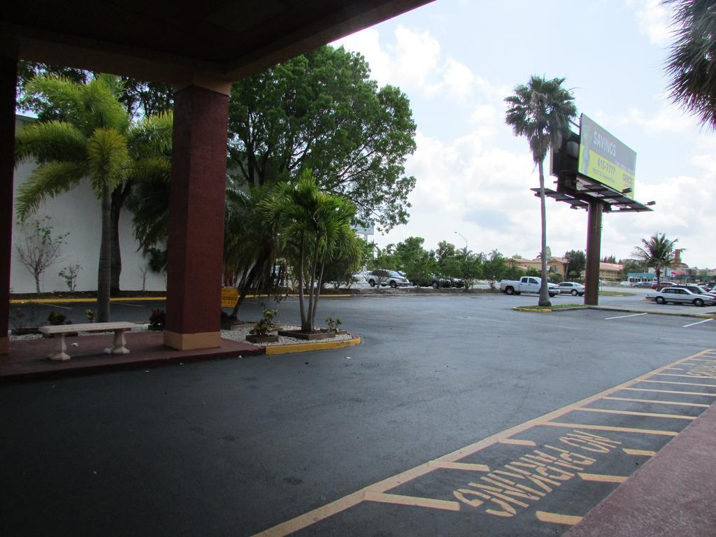Howard Johnson By Wyndham Ft. Myers Fl