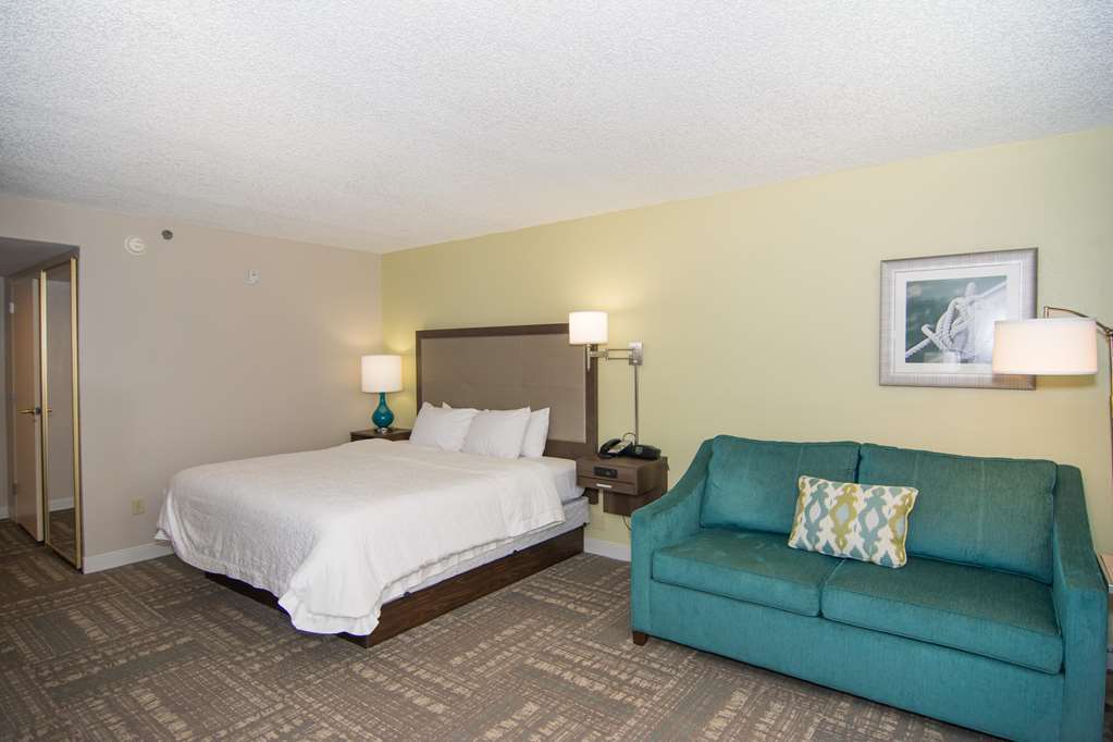 Hampton I-10 West 3*