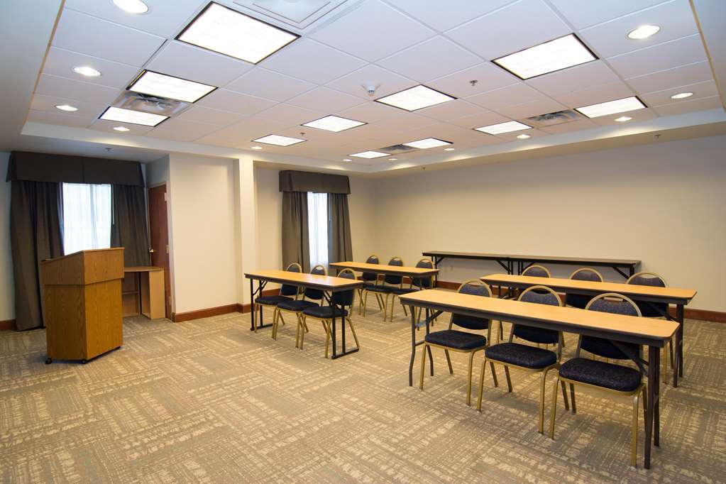 Hampton I-10 West Hotel 3*