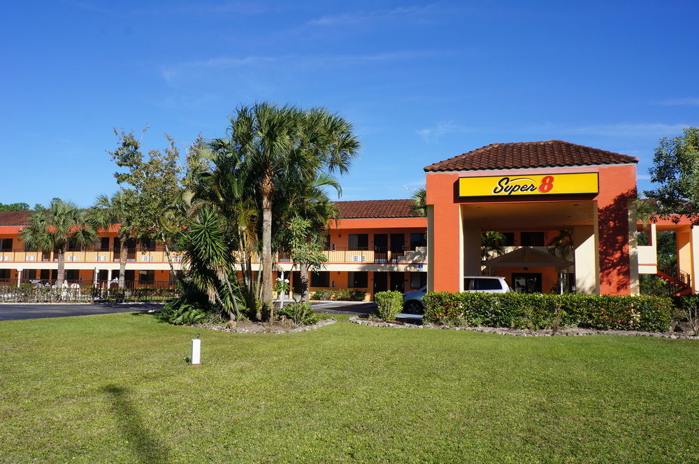 Super 8 By Wyndham * Naples