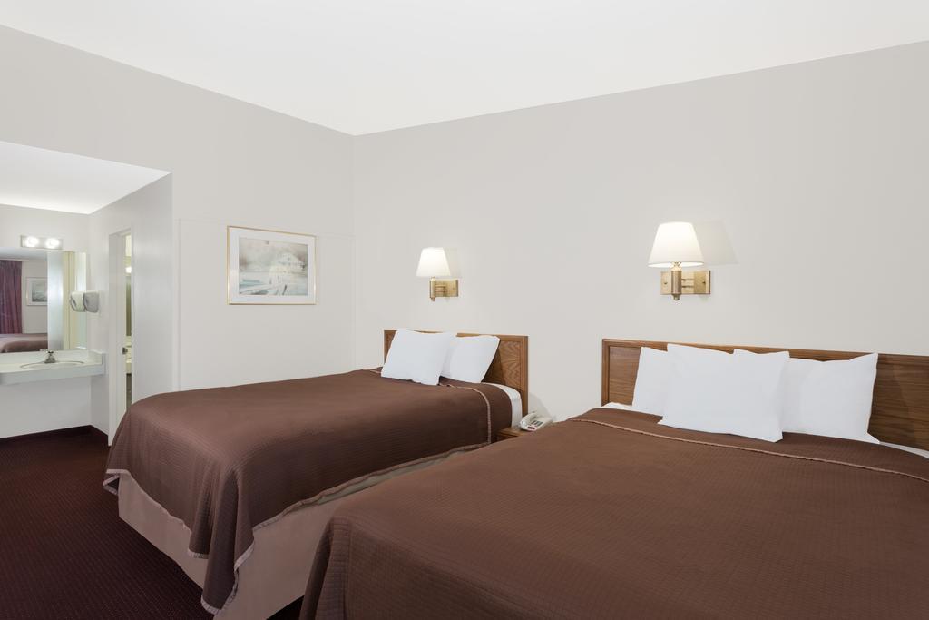 Howard Johnson By Wyndham Vero / Downtown Hotel