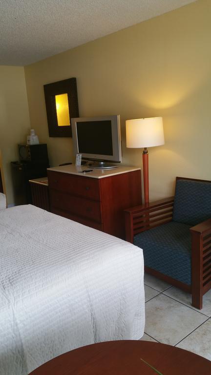 Hotel Days By Wyndham Cruiseport West At I-95/524