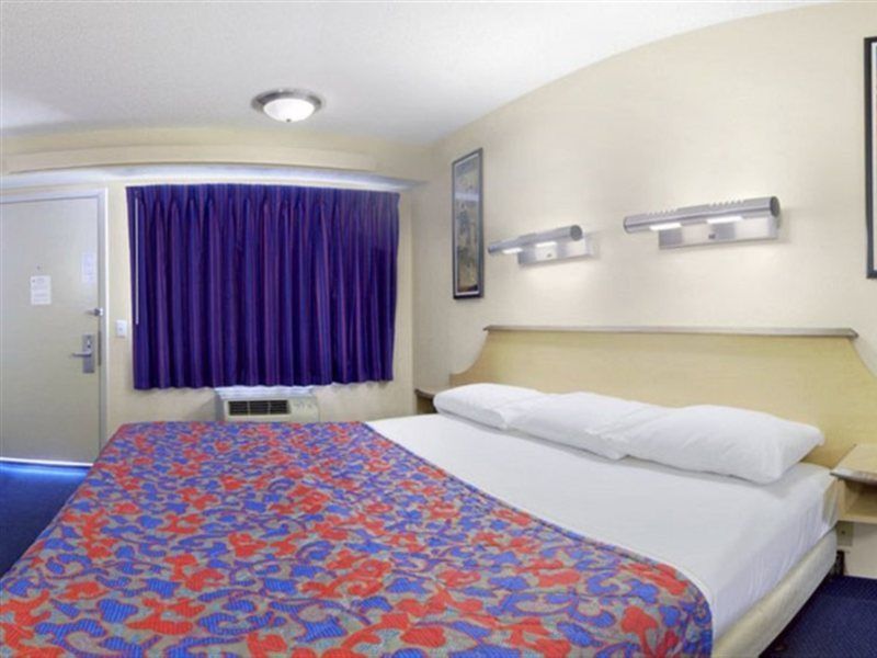 Red Roof Tampa - Brandon Motel 2*