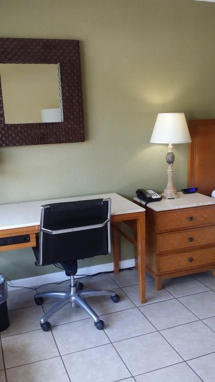 Days By Wyndham Cruiseport West At I-95/524 Hotel