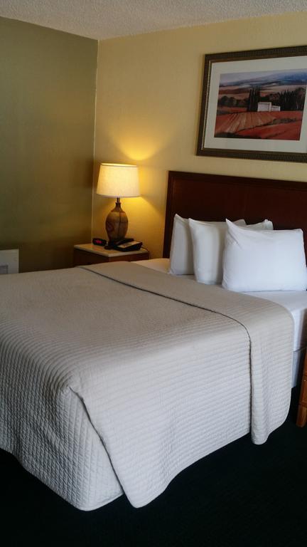 Days By Wyndham Cruiseport West At I-95/524 Hotel 2*