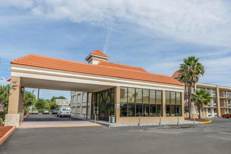 Hotel Quality Inn & Suites Kissimmee By The Lake 3*