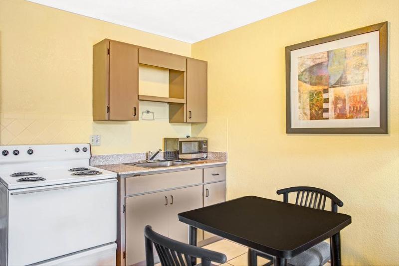 Motel Days By Wyndham St. Petersburg / Tampa Bay Area