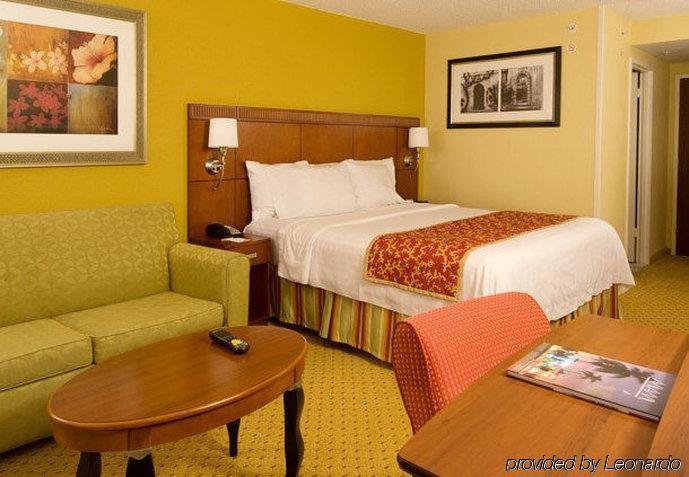 Courtyard Coral Gables Hotel 3*