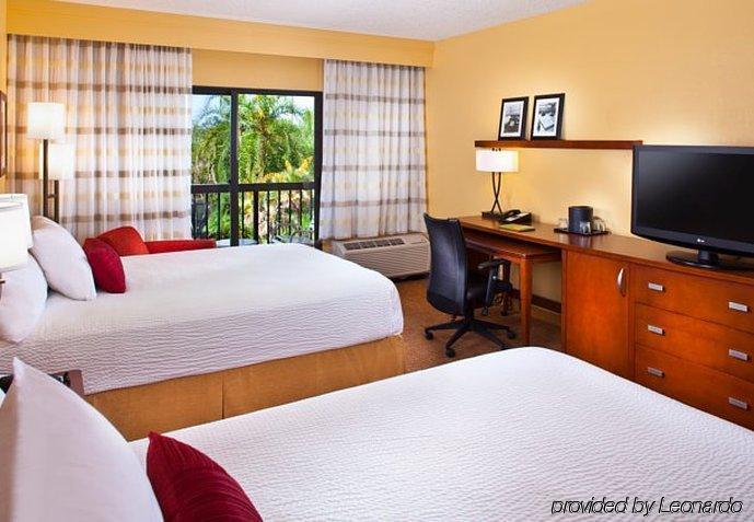 Courtyard Westshore/airport 3*