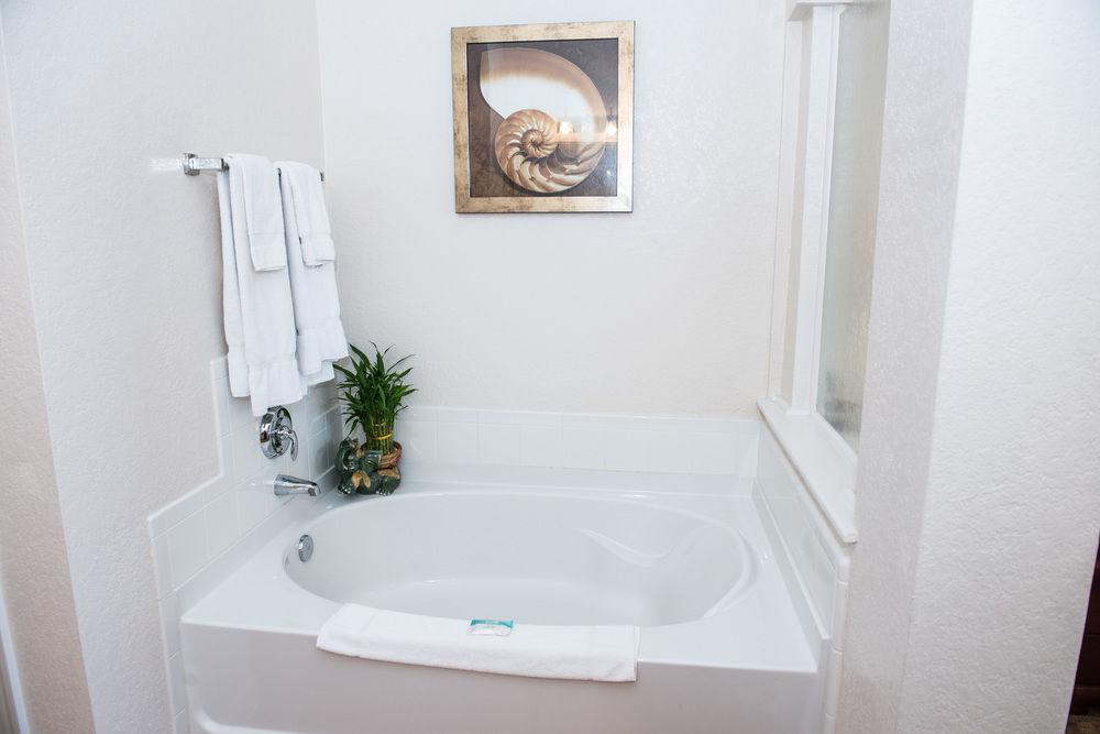 Angela's Palisades - Three Bedroom 406 Apartment *