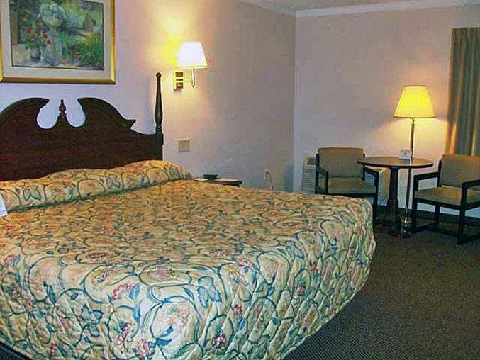 Hotel 6-tampa, Fl - Fairgrounds 2*