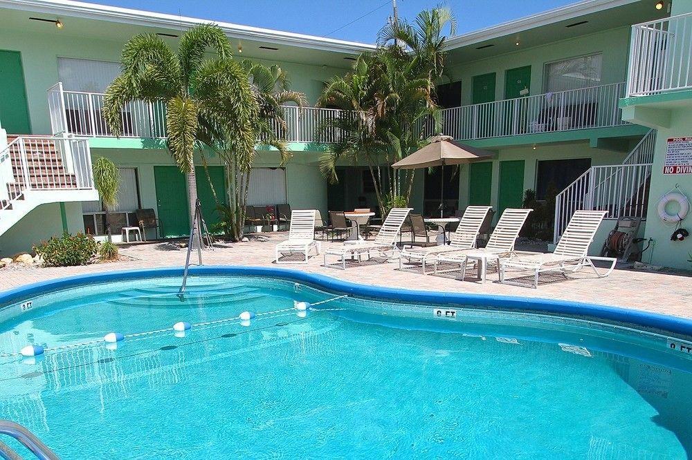 Blue Strawberry By The Sea Hotel