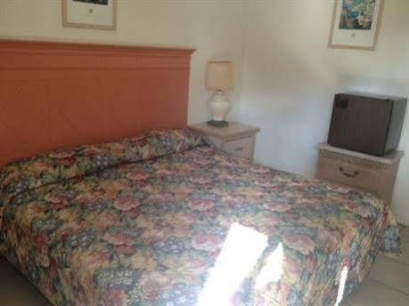 Downtown Hollywood Gardens Inn & Suites Inn