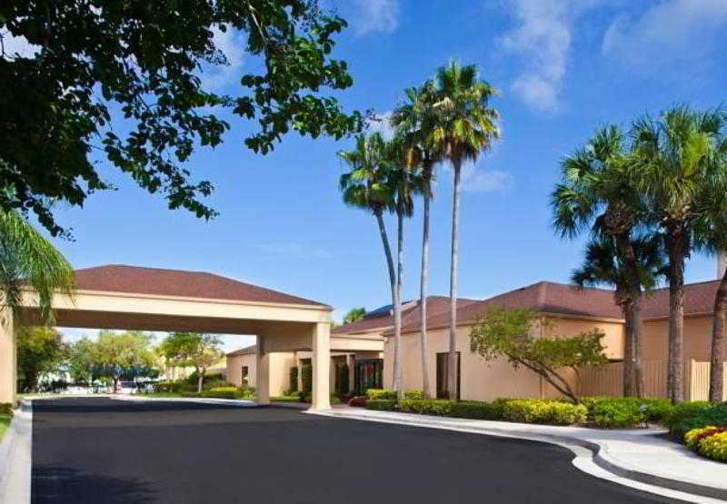 Courtyard Westshore/airport 3*