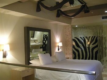 Aladdin​ - Couples Only​ 3* Miami Springs