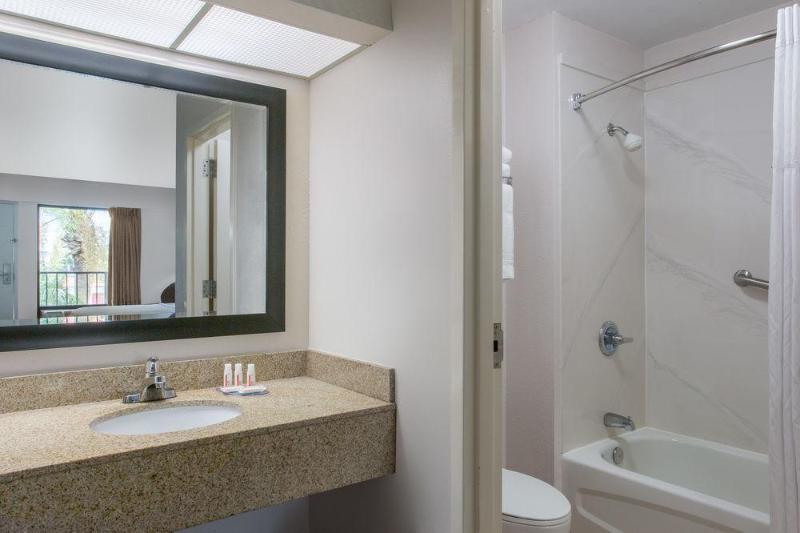 Days & By Wyndham - Near Beaches Hurlburt Motel Navarre
