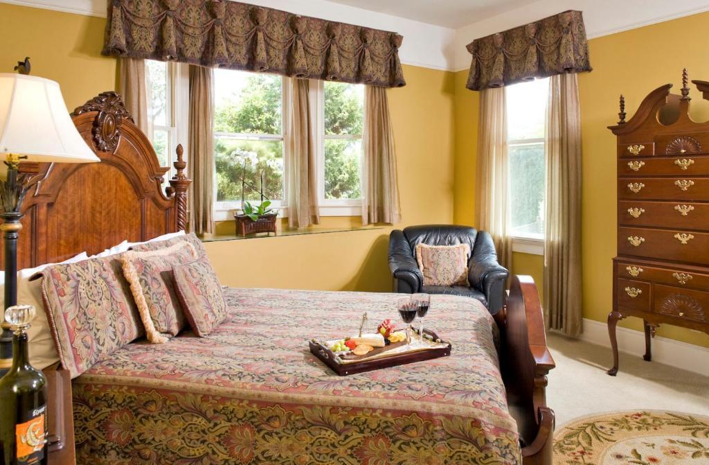Hoyt House Luxury Bed & Breakfast 4*