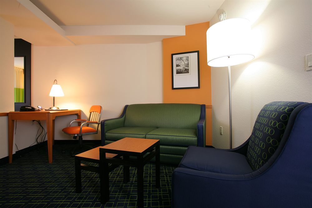 Hotel Fairfield And By Marriott Kennedy Space Center 3*