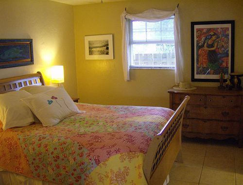 Mango Street Bed & Breakfast 3*