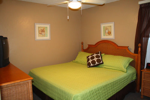Edgewater Apartment *