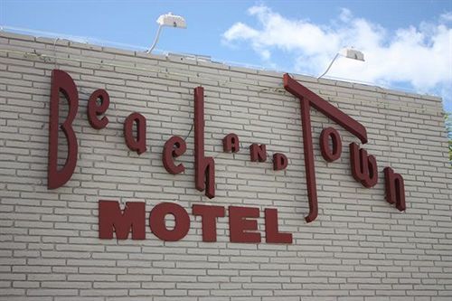 Motel And Town Hollywood