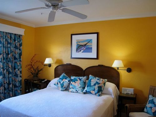 Colony & Club Hotel 3*