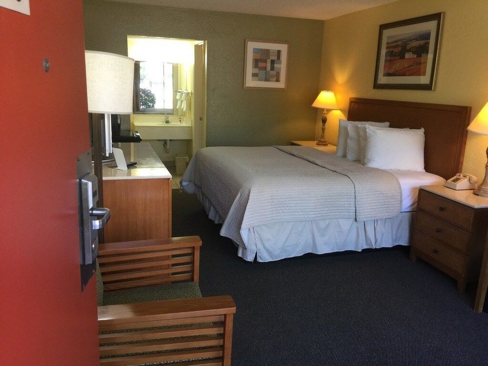 Hotel Days By Wyndham Cruiseport West At I-95/524 2*