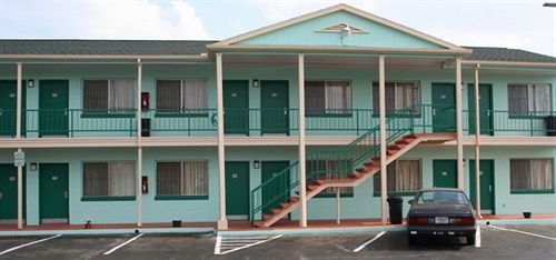 Motel Fountain & Holly Hill