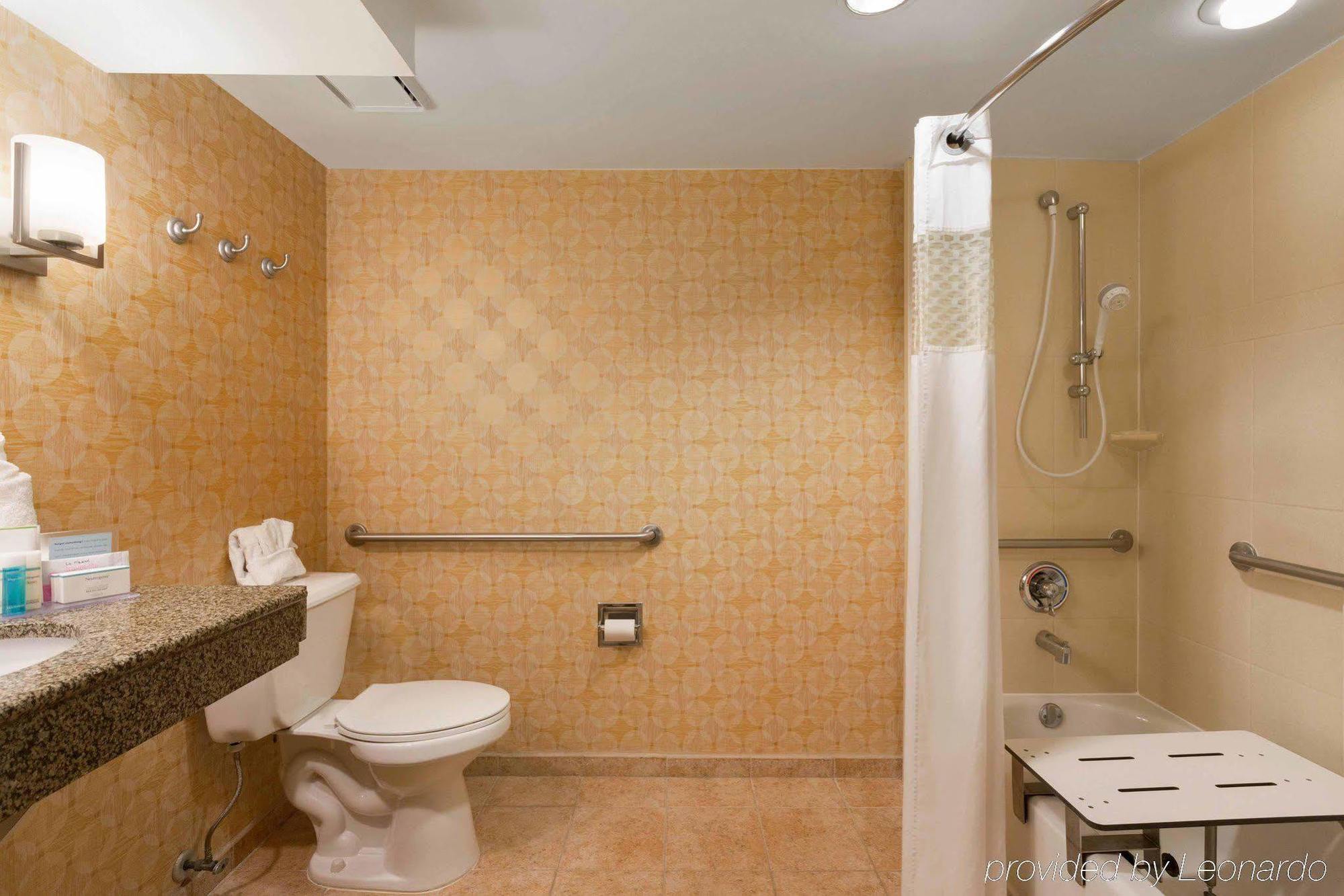Hampton & Lauderdale Airport Hotel 3*