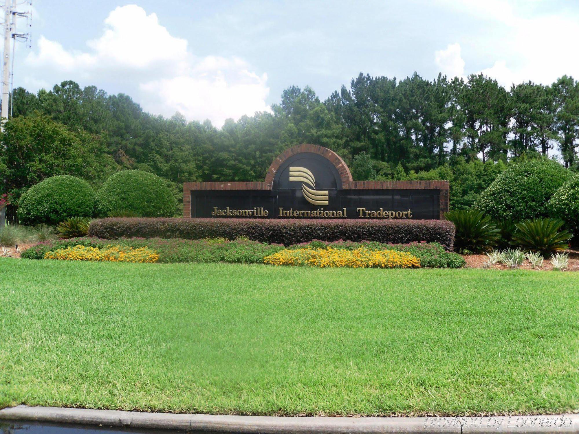 Hilton Garden Airport 3*