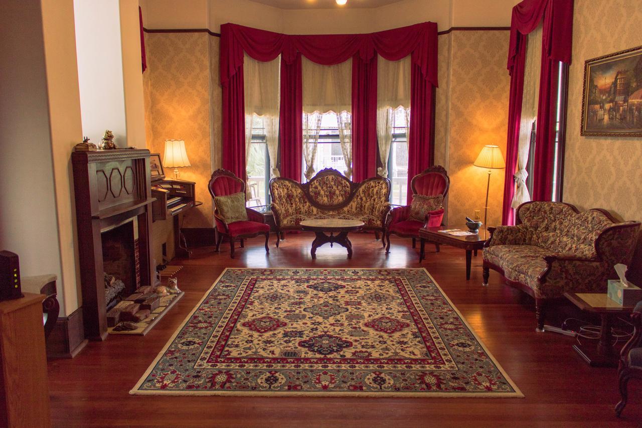 Grand Gables Bed & Breakfast 3*