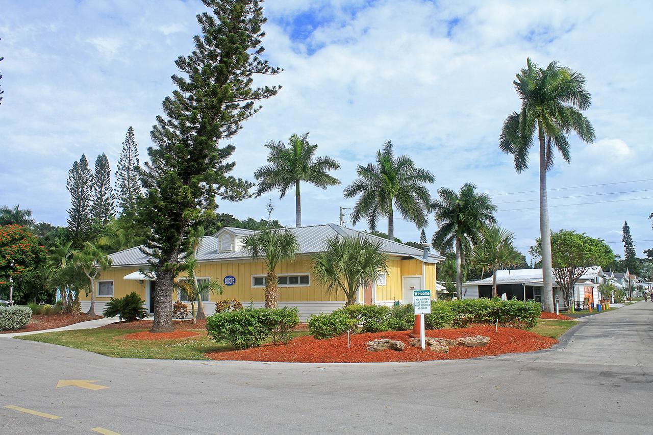 Fort Myers Beach Two-bedroom Park Model 4 Harlem Heights