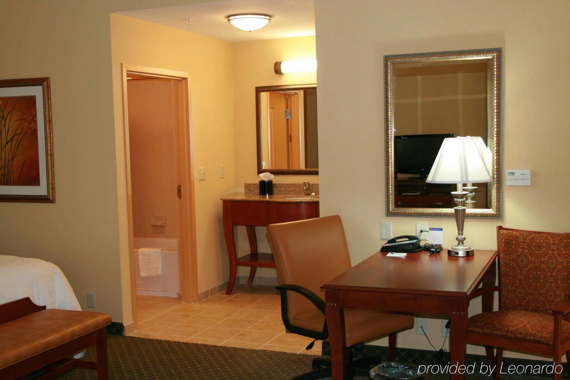 Hampton & Hotel
