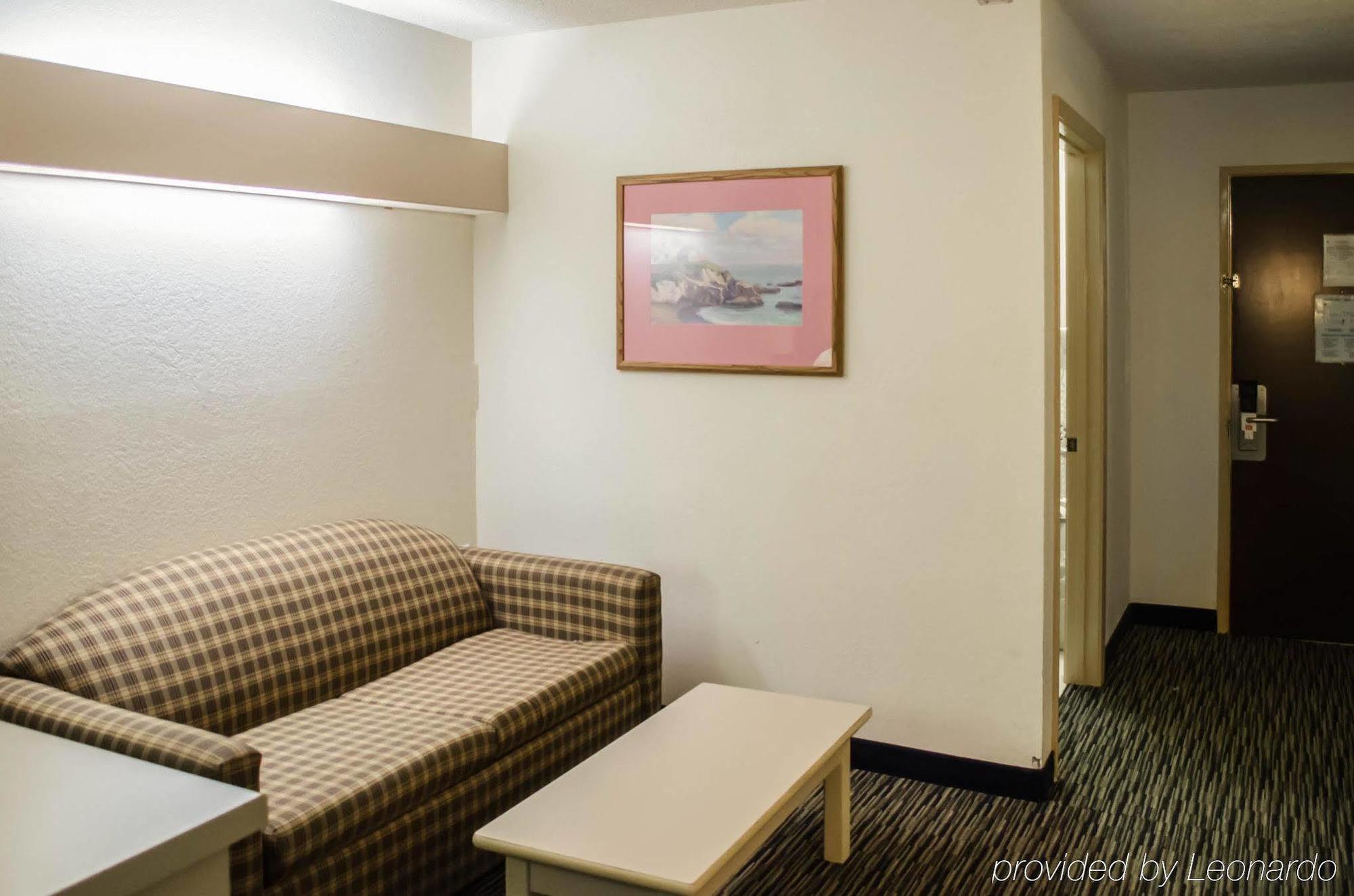 Super 8 By Wyndham Hotel 2*