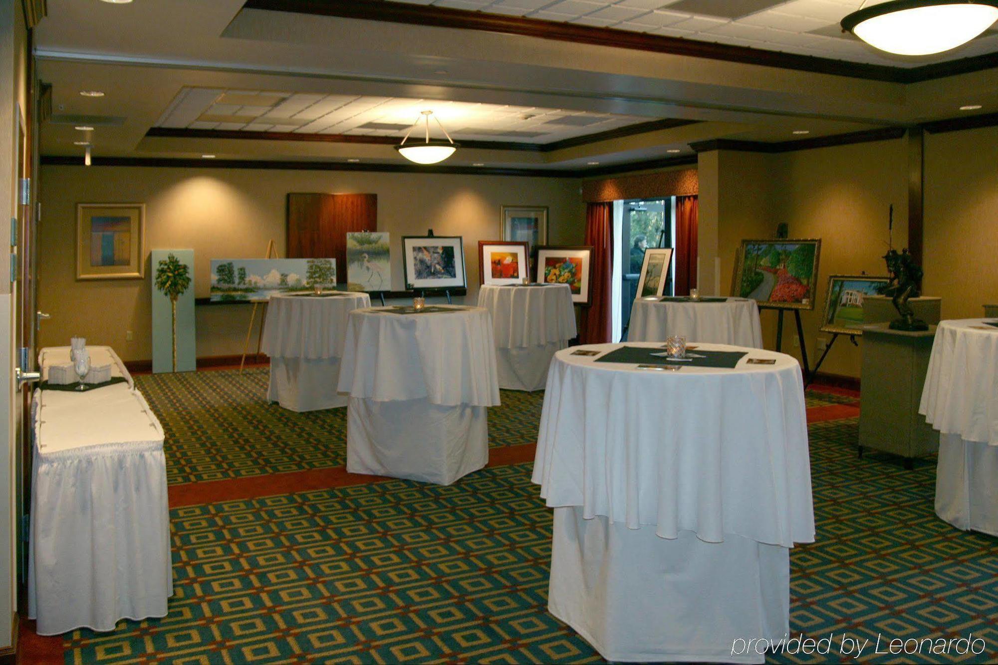 Hampton & At Mary Colonial Townpark Hotel
