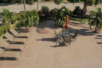 Capri Motel 3*