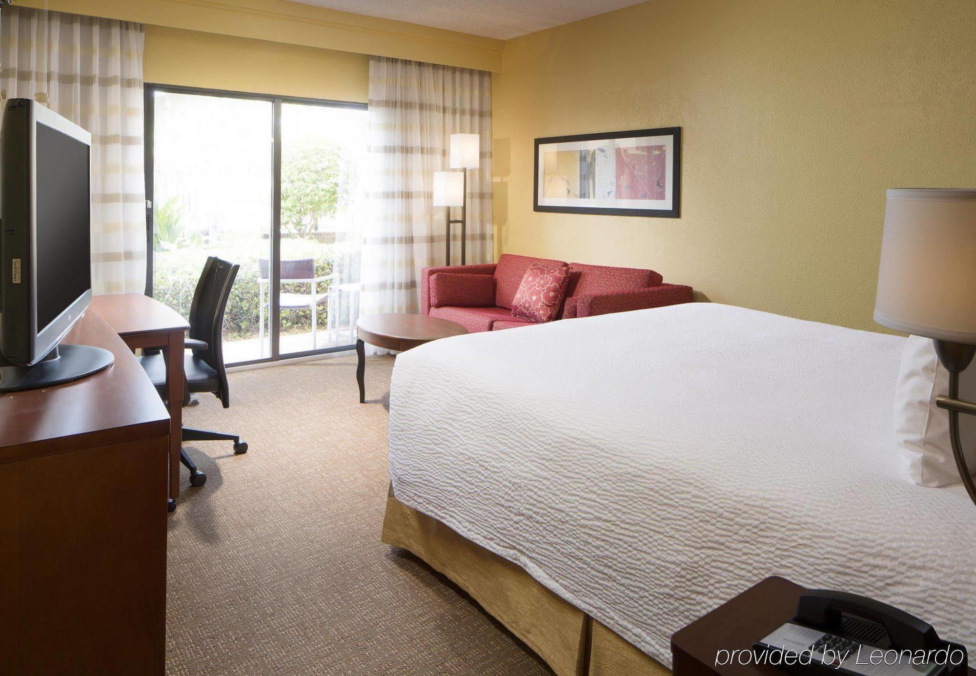 Hotel Courtyard Westshore/airport 3*