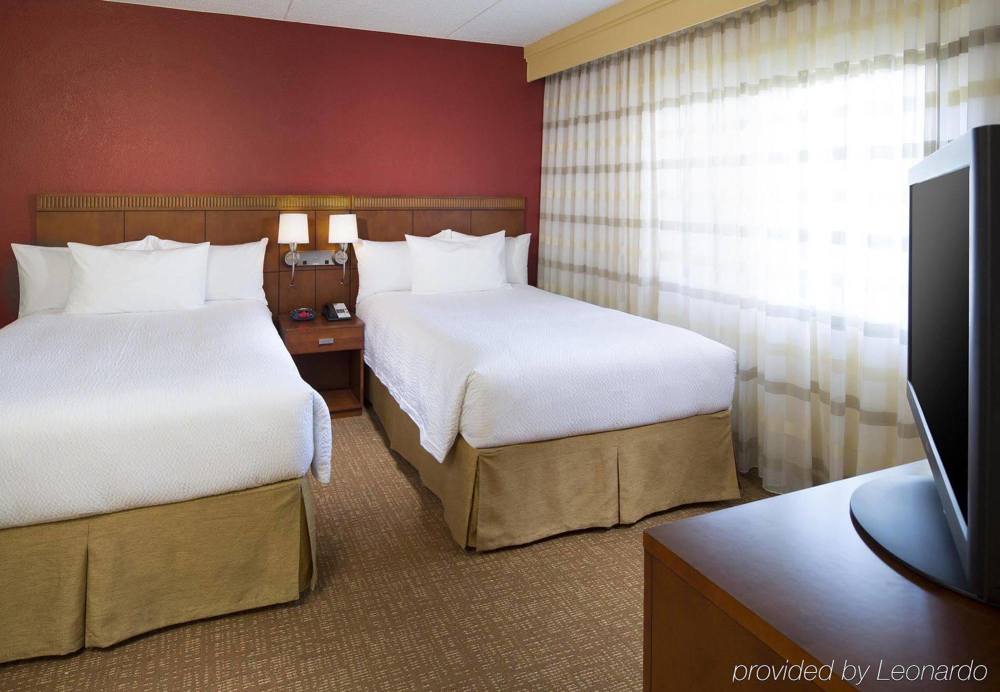 Courtyard Westshore/airport 3*