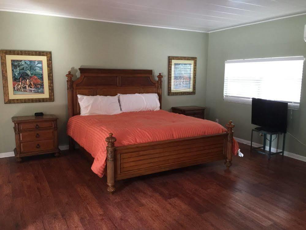 Snug Harbor Waterfront Ban 3*