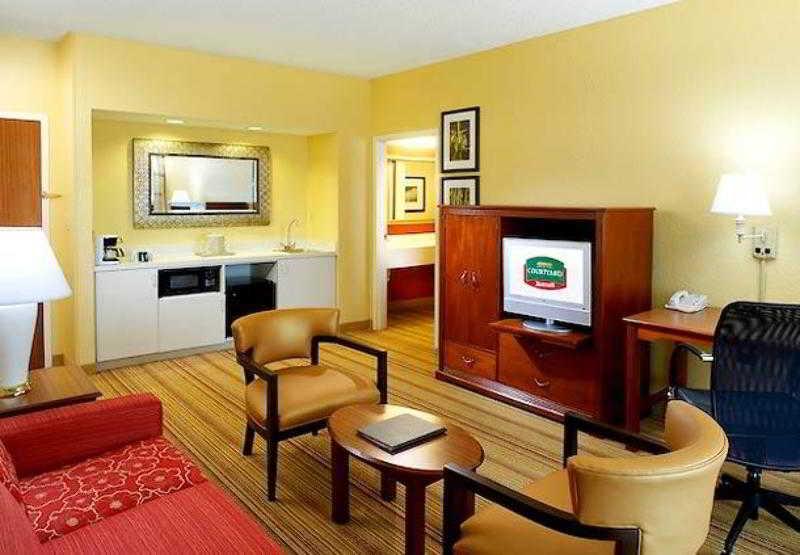 Courtyard By Marriott West Palm Airport Hotel