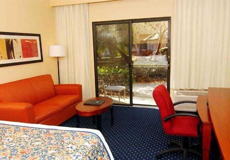 Courtyard West Hotel 3*