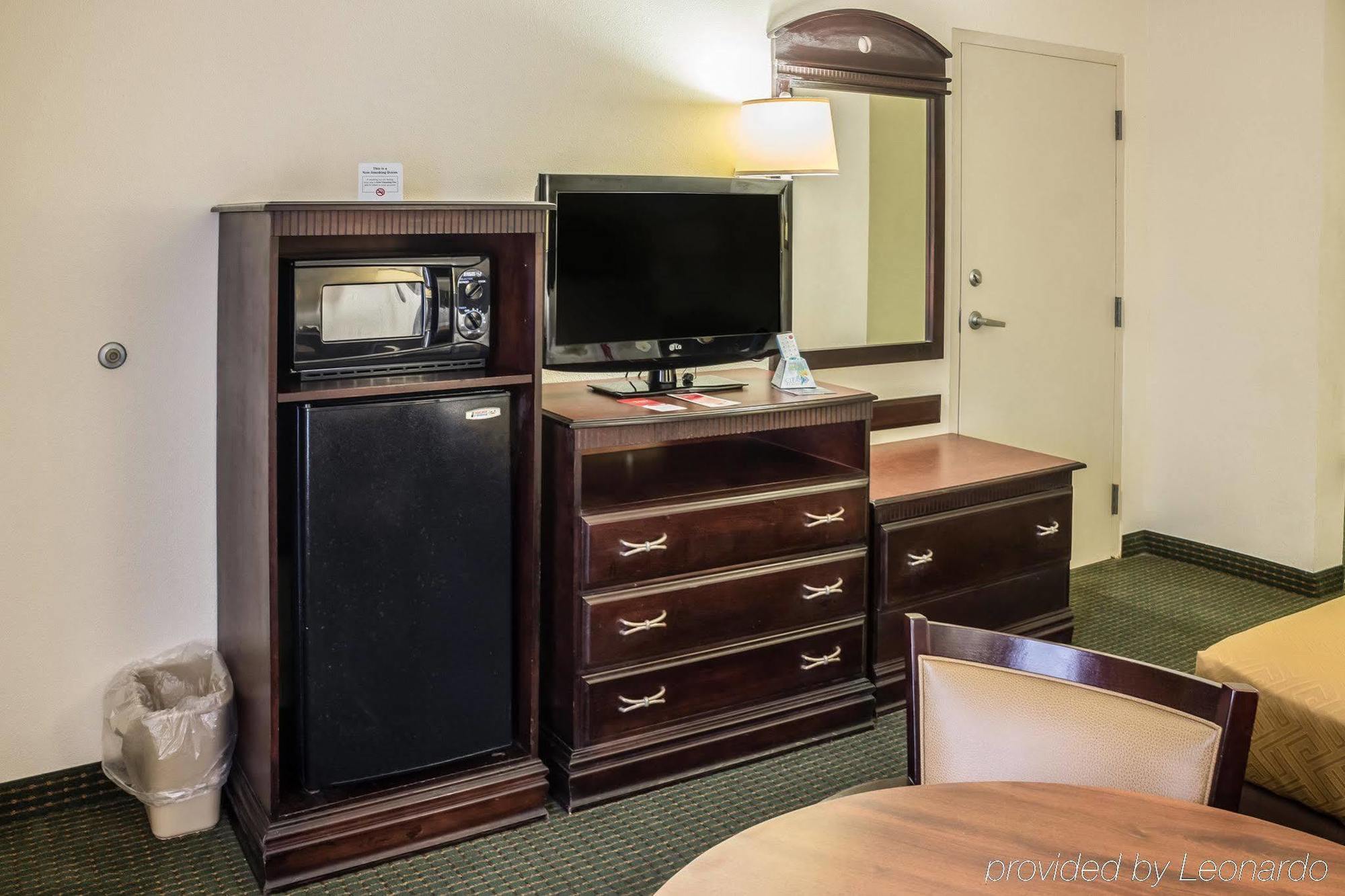 Econo Lodge *