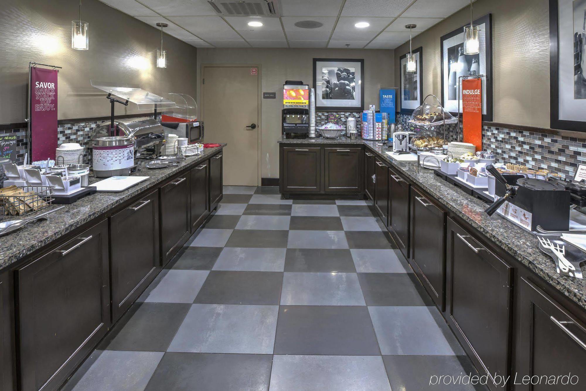 Hotel Hampton International Airport/westshore 3*