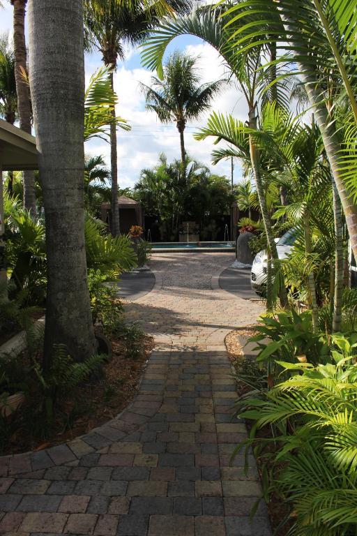 The Cabanas Guesthouse & Spa - Gay Resort Catering To Gay Men