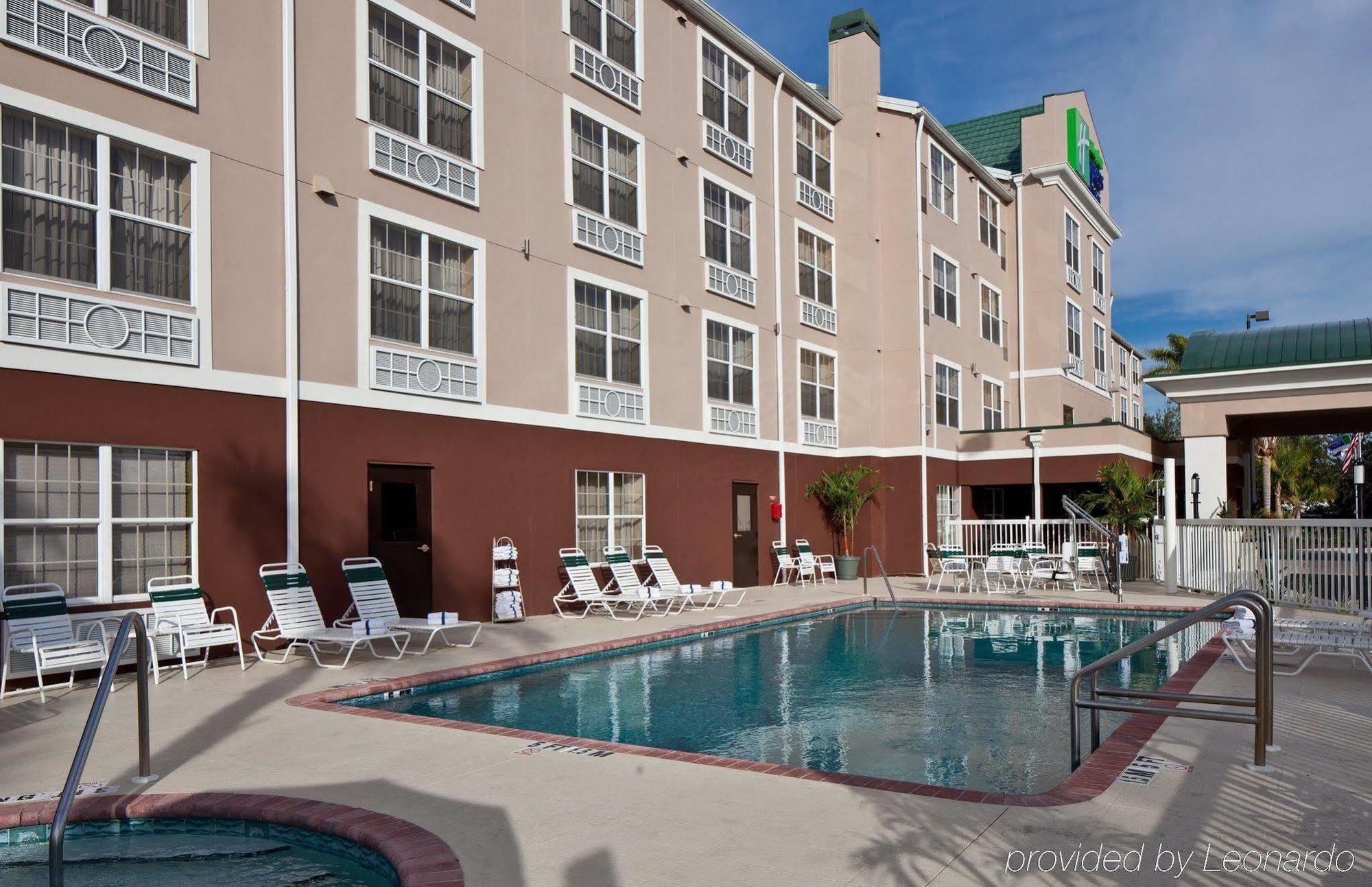 Express & East By Ihg Hotel Sarasota